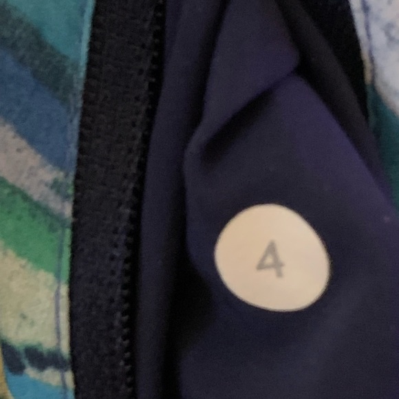 Lululemon hotty hot shorts Blue multi-color geometric Women’s 4 S Small EUC - Picture 2 of 6